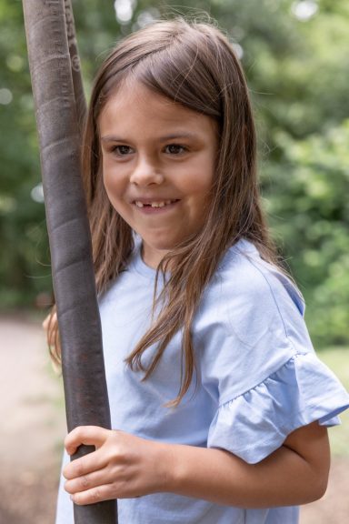 Natürliches Kinderporträt eines Mädchens im Freien