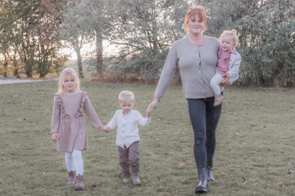 Familienzeit auf der Wiese Vater geht mit seinen kleinen Kindern über eine Wiese im Grünen.