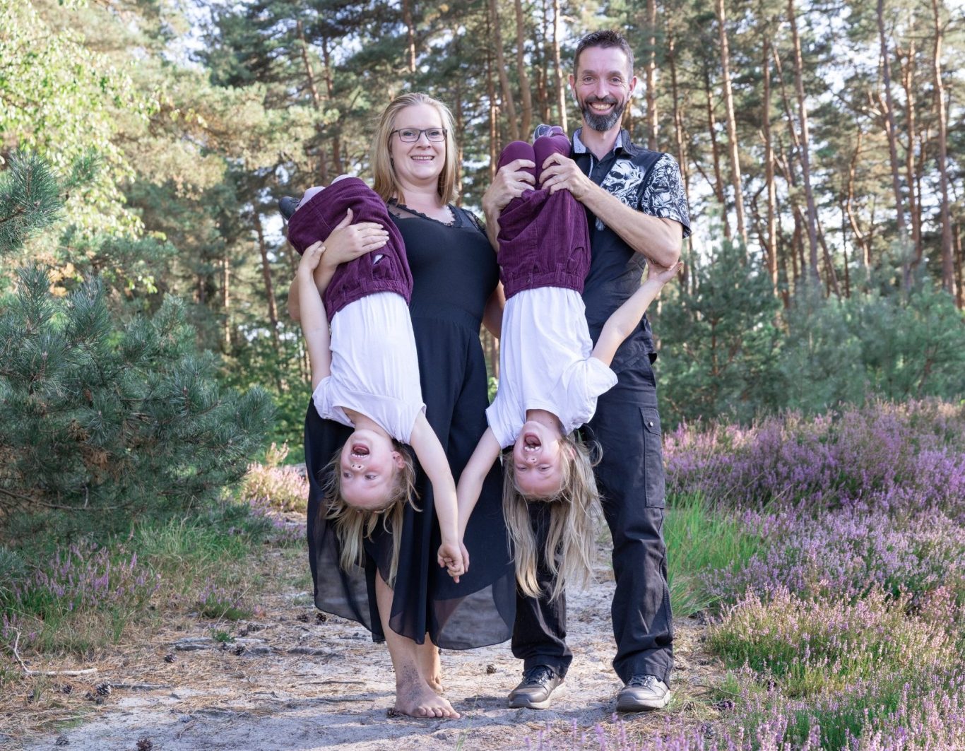 Natürliches Kinderportrait beim Kita-Fototag im Freien