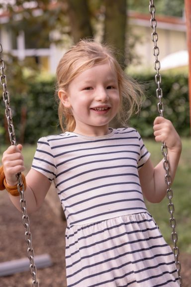 Fröhliches Kind beim Spielen im Freien bei der Kitafotografie in Braunschweig