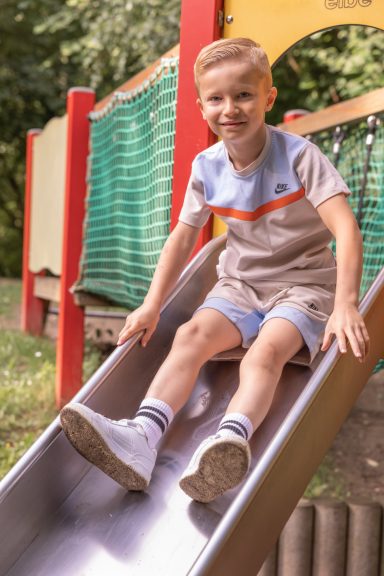 Kind beim Spielen auf dem Spielplatz